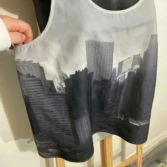 Divided City Scene Tank Women’s Size 6/medium - Picture 4 of 7
